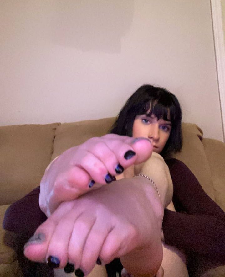 solelykaley's tweet photo. Happy Toesday #toesday #feet https://t.co/3PgLJDrXPH