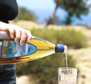 fmarimayans's tweet photo. ¿Quién más ha pagado alguna vez al camarero en “moneda ibicenca”?🥃😏 Sí, hablamos de esos chupitos de Hierbas Ibicencas que acaban siendo la propina más top. Eso sí que es dar las gracias con estilo😂✨#familiamarimayans #hierbasibicencas #nightclub #ibiza #party #tipsday https://t.co/ImyDMwNAmH