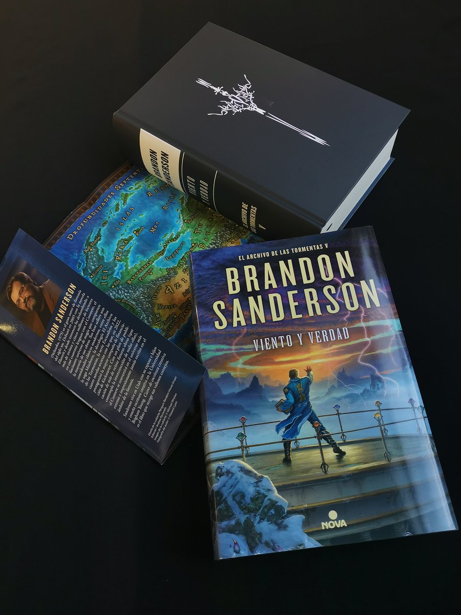 ⚡¡#VientosYVerdad  ya es una realidad! ⚡

✨Tras años de viaje, se cierra el primer arco de #ElArchivoDeLasTormentas. 

Desde este momento, y en palabras del propio Sanderson, todas las historias quedarán conectadas. 🫂

🔥¡A la venta el 09/12!🔥