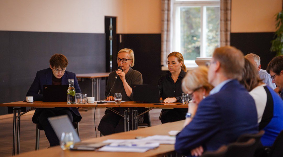 Täna hommikuks olid haridusleppe allkirjastanud kõik osapooled: õpetajad, koolijuhid, erakoolid ja osa kohalikest omavalitsustest. 

Õpetajate järelkasvu tagamine on ühine vastutus — õpetajate töökoormus peab vähenema ja karjäärivõimalused paranema. Seda hariduslepe tagabki.