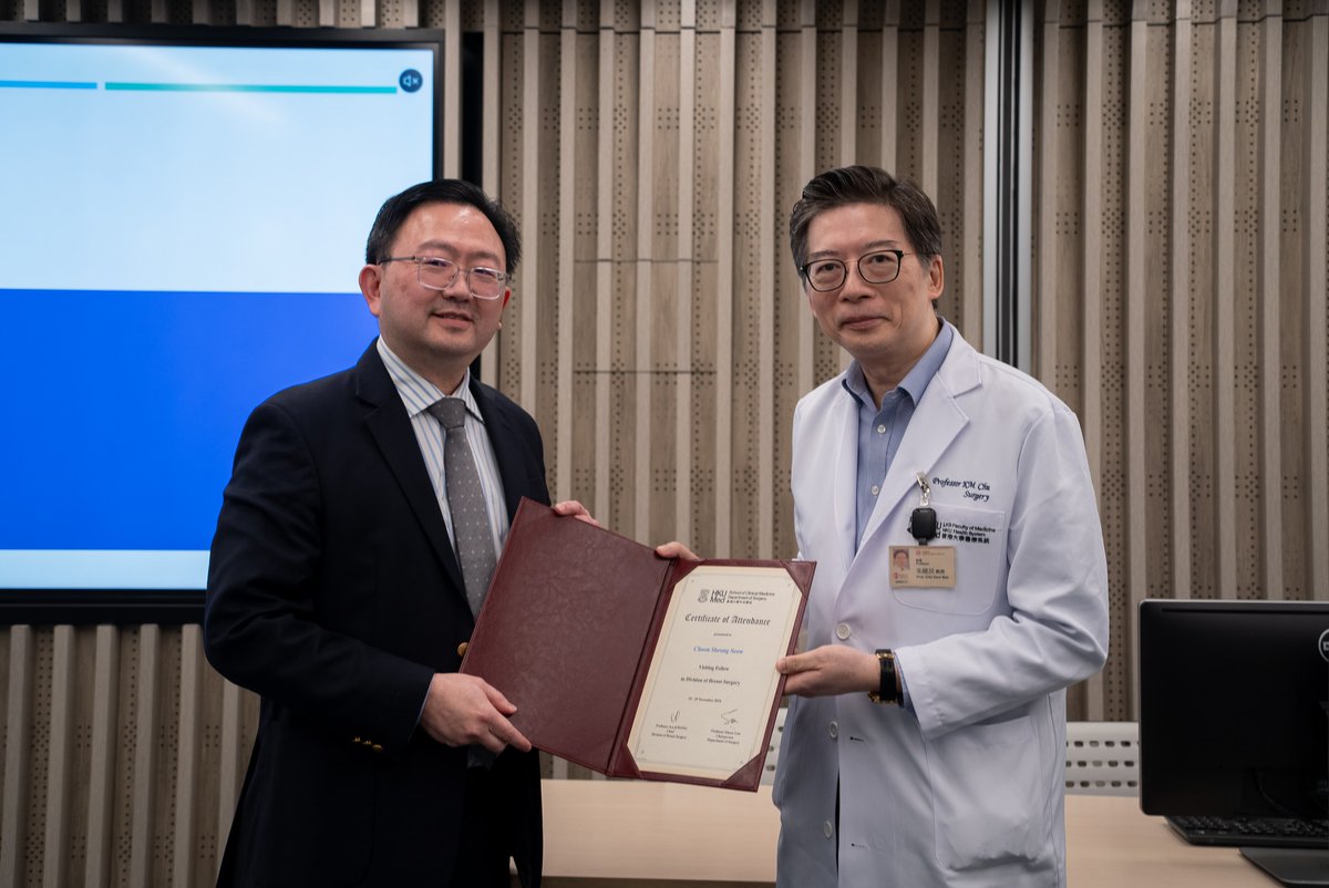 HKUSurgery's tweet photo. Last Wednesday, 27 November, 2024, we had the pleasure of hosting Professor Choon Sheong Seow, Head of Colorectal Service & Senior Consultant at Ng Teng Fong General Hospital, Jurong Health Campus, National University Health System (NUHS), Singapore. He delivered an insightful lecture on "General Surgery Training in Singapore."

In addition to delivering a lecture, Professor Seow shared his experiences with our colleagues and participated in various departmental activities, including Grand Rounds, Census Meetings, OT, and endoscopy sessions at Queen Mary Hospital and our partner hospitals. We greatly valued the opportunity for experience sharing and the exchange of ideas.
@hkusurgery @hkumed #surgerytraining #exchangeprogramme
