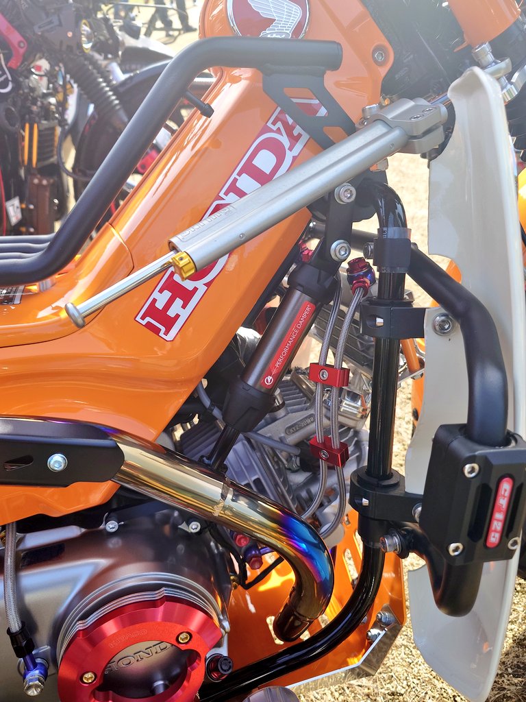 2024年
秋の奈良カブミーティングにて。

GWの奈良カブでも拝見したハンターカブ。
前後ブレンボにダンパーやらオイルクーラーやらスイングアームやらマフラーやらサイドステップやらエンジンカバーやらレッグシールドやらその他諸々、

めっちゃカッコイーやんかーっ！😆