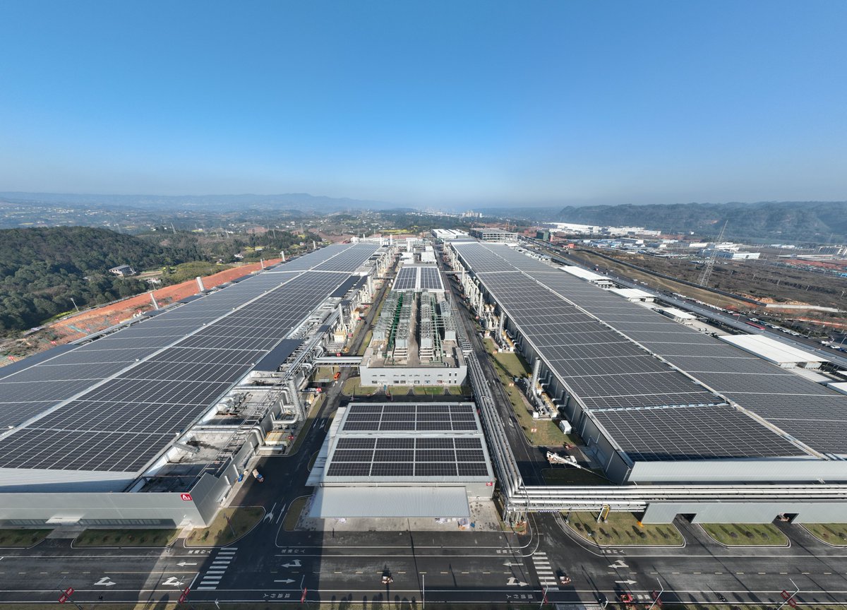 visionsichuan's tweet photo. Yibin exports 1 million solar wafers to Indonesia, a milestone in the green development of Sichuan’s solar industry! This batch of eco-friendly solar wafers sets sail from Yibin, reducing costs and carbon footprints. This is absolutely fantastic!! 
#YibinSolar #FirstExport #SichuanInitiative #GreenEnergy #SolarWafer #InternationalTrade #RiverSeaTransport #IndonesiaMarket