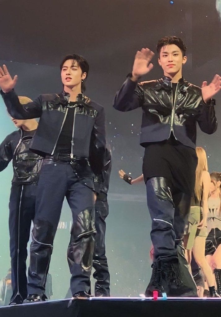 I hope Hajeongwoo knows about this photo,  how much they served and look at it knowing they're the best duo ever