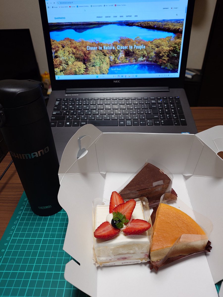 fishinger951203's tweet photo. Happy Birthday to me！
めでたく29歳になりました！
ご褒美にケーキ買いました！
今年は転職で青森県を離れ
宮城県へ行きました！
大好きな釣りに行く頻度が減り
釣具の自作を繰り返しています！
今の仕事がもっと慣れたら
また釣行頻度を増やして
大好きな釣りをしていきたいです！ https://t.co/7WhpsUw7yQ