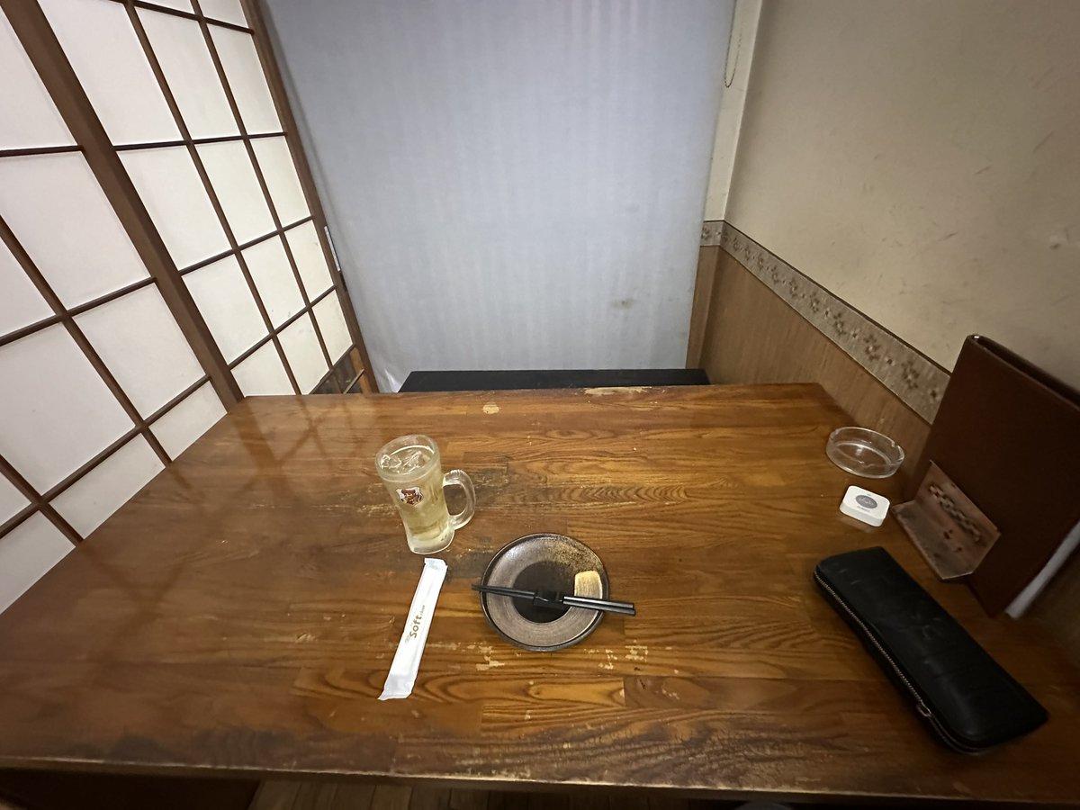 MASA1005fishing's tweet photo. 離島のコンビニも早々に閉まっており、食事も酒も飲めない。
人生初の1人居酒屋。
カウンターではなく奇跡的に個室に通された。
鳥のタタキが新鮮で美味い店らしい。
1人で食べた。
美味い。
1人も悪くない。 https://t.co/1DvOUeXWvi