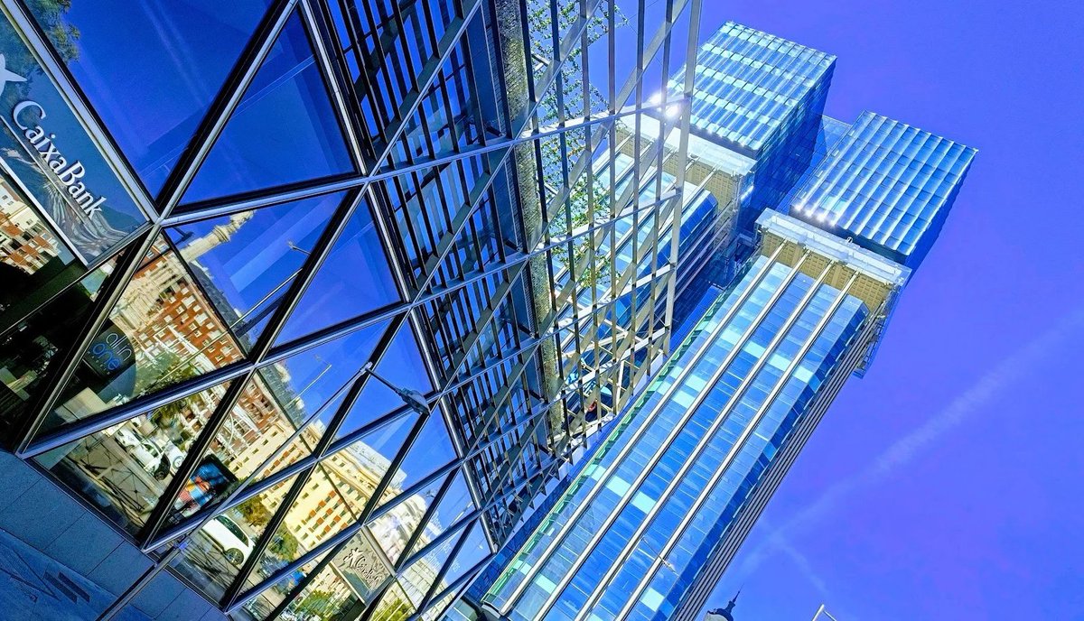 TvitecGlass's tweet photo. 📸Genial diálogo arquitectónico en #Madrid
Dos obras reflejan la maestría de @FosterPartners en Axis para @caixabank y @luisvidalArch en  #NuevasTorresColón para @la_Mutua. El vidrio plano y curvo de @TvitecGlass  #CRICURSA en perfecta sintonía. Gracias @lacronica_gu por el fotón https://t.co/REpwWARFoc