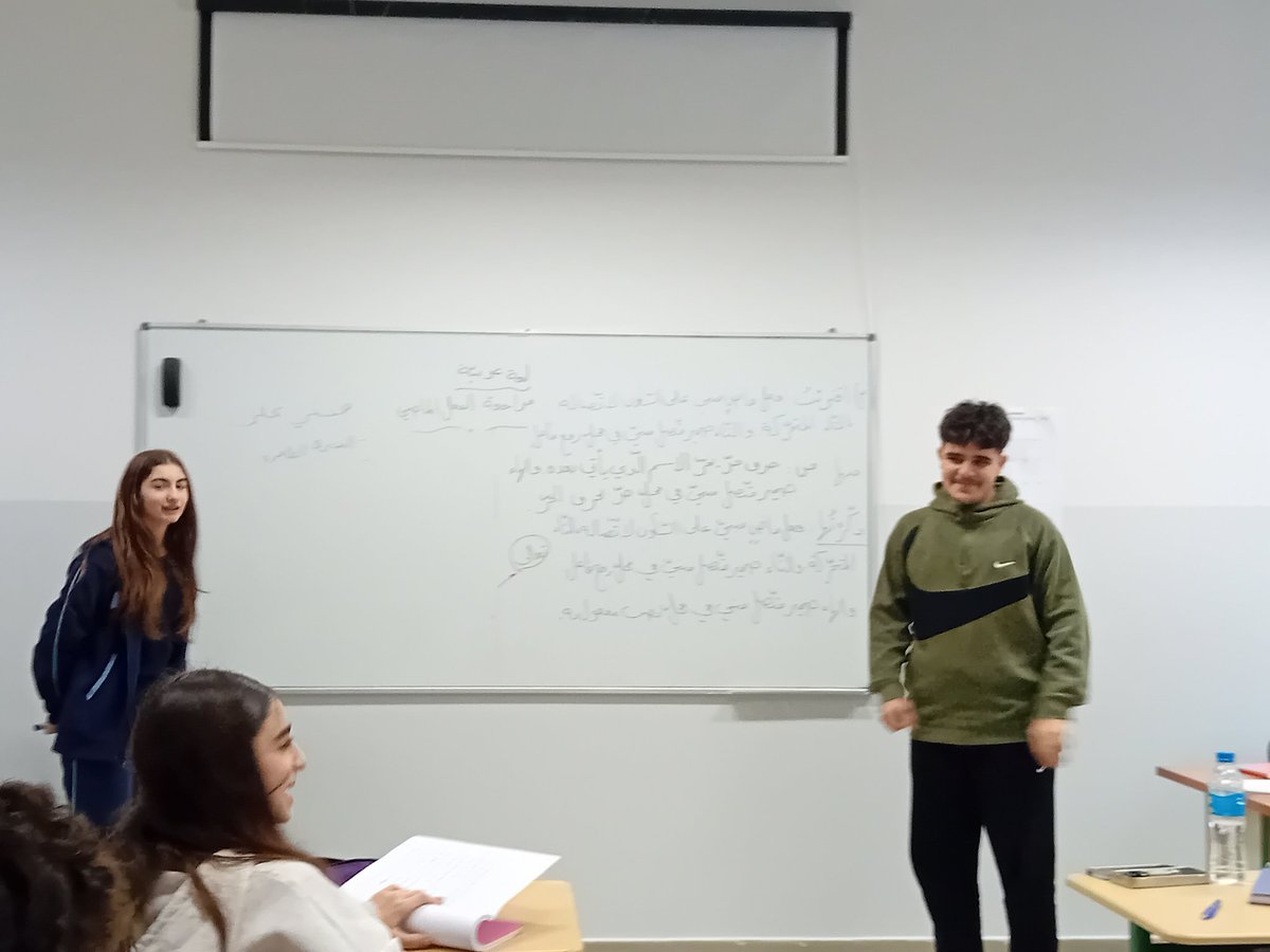 أن تلعب دور المعلمة، يعني أن تتقمص دور النور الذي يُبدِّد ظلام الجهل. وفي درسهم اليوم، كانوا الشعاع  المضيء عقولَ زملائهم، حيث راجعوا الفعل الماضي بكلّ ثقة وحماس.
<a href="/DidiSaleh10/">Diana Saleh</a> <a href="/dina_jradi/">Dina Jradi</a> <a href="/RimaBissani/">Rima Bissani</a> <a href="/Hhhsinfo/">Houssam Hariri HS</a>