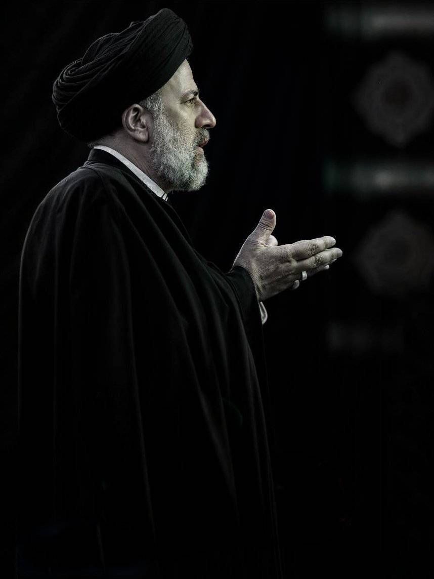 sepehr_khalaji's tweet photo. خدا درجات شهید رییسی را متعالی فرماید. 
او تا آخر عمر پربرکت خود، در مقابل جریانی که برای تأمین منابع به دنبال افزایش قیمت بنزین و فشار مضاعف بر مستضعفین بود ایستاد و بارها طرح‌های افزایشی را با دلایل متقن و با ملاحظه توان مردم رد کرد/۱ https://t.co/eSCD68VIZO
