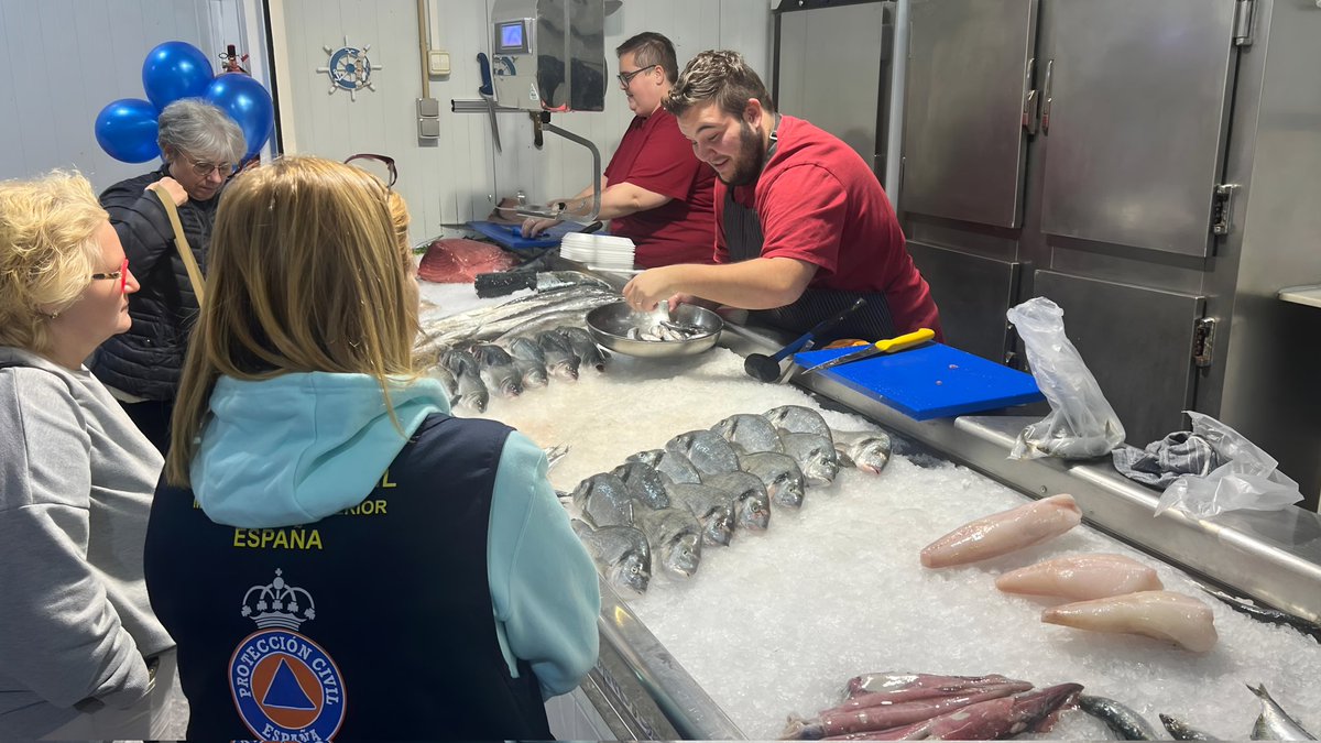 pilarbernabe's tweet photo. En Sedaví, la carnicería y la pescadería del mercado municipal despachan género a vecinas y vecinos.

Estas paradas, con producto fresco, tan necesario en una alimentación sana, recuperan la actividad gracias a su esfuerzo, superación y servicio a la ciudadanía. Las  ayudas a los autónomos, que desde ayer ha empezado a pagar el Gobierno de España, son fundamentales para la reconstrucción.

#DANA 
#TotsAUna