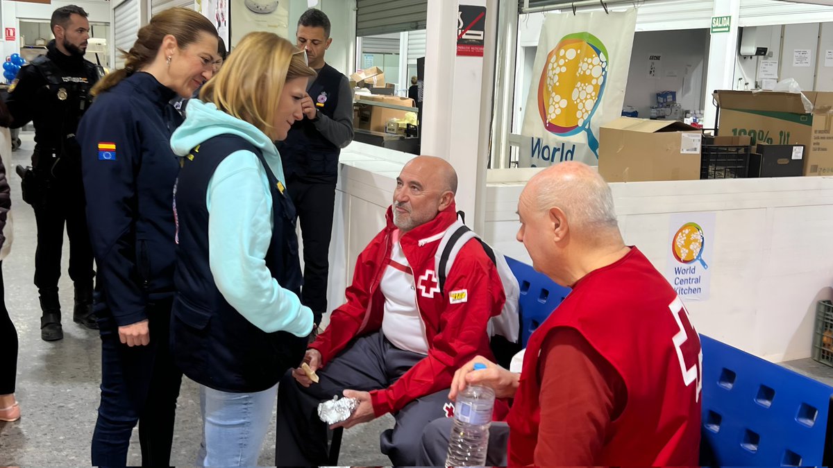 pilarbernabe's tweet photo. En Sedaví, la carnicería y la pescadería del mercado municipal despachan género a vecinas y vecinos.

Estas paradas, con producto fresco, tan necesario en una alimentación sana, recuperan la actividad gracias a su esfuerzo, superación y servicio a la ciudadanía. Las  ayudas a los autónomos, que desde ayer ha empezado a pagar el Gobierno de España, son fundamentales para la reconstrucción.

#DANA 
#TotsAUna
