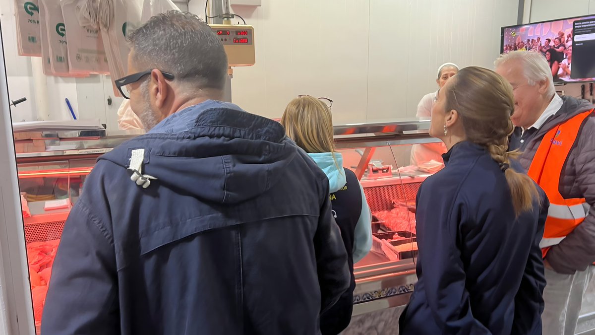 pilarbernabe's tweet photo. En Sedaví, la carnicería y la pescadería del mercado municipal despachan género a vecinas y vecinos.

Estas paradas, con producto fresco, tan necesario en una alimentación sana, recuperan la actividad gracias a su esfuerzo, superación y servicio a la ciudadanía. Las  ayudas a los autónomos, que desde ayer ha empezado a pagar el Gobierno de España, son fundamentales para la reconstrucción.

#DANA 
#TotsAUna
