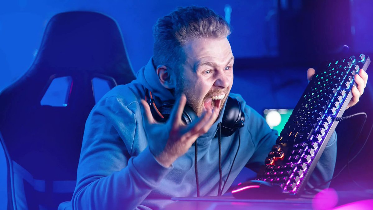JVCom's tweet photo. Riot s'attaque aux créateurs de contenu les plus toxiques !

Dès le 3 janvier prochain, le studio pourra sanctionner les propos des créateurs de contenu, même s'ils ont été formulés en dehors du jeu.

"Si un streamer insulte un coéquipier sur son stream [...] nous pourrons le sanctionner comme si ça s'était produit dans le jeu"