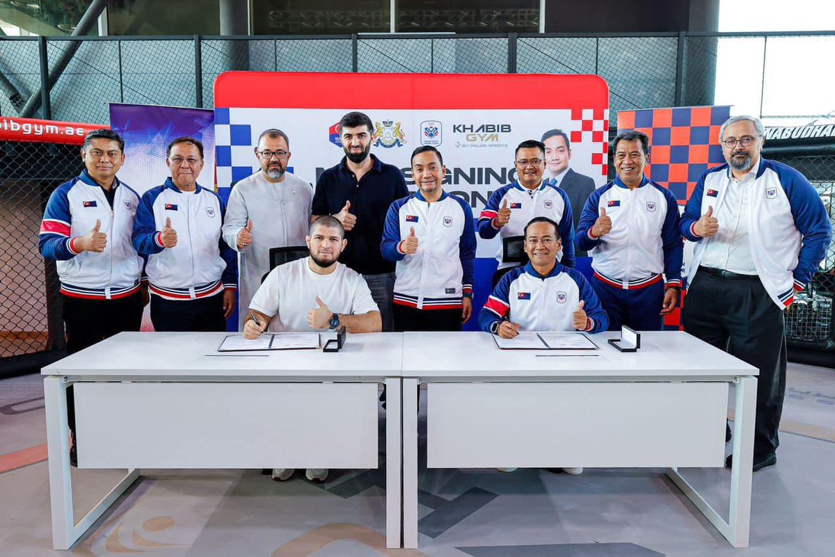 onnhafiz's tweet photo. Pembukaan Khabib Gym di negeri Johor

Menjunjung titah Duli Yang Amat Mulia Tunku Mahkota Ismail, Pemangku Sultan Johor. 

Syukur Alhamdulillah, saya dan delegasi Kerajaan Negeri Johor berkesempatan mengadakan perjumpaan bersama @TeamKhabib, bekas Juara Dunia UFC Kategori Lightweight di Abu Dhabi. 

Semasa sesi mengadap DYAM Pemangku Sultan Johor dengan Khabib Nurmagomedov pada awal Oktober lalu, kami telah berbincang mengenai program pembangunan belia dan cadangan untuk membuka gimnasium latihan di negeri Johor.

Menerusi perjumpaan hari ini, saya telah menyaksikan Majlis Menandatangani Perjanjian Persefahaman (MoU) antara Majlis Sukan Negeri Johor (MSNJ) bersama Khabib Nurmagomedov bagi pembukaan Khabib Gym di negeri Johor. Delegasi Kerajaan Negeri juga berpeluang melawat The Eagle, MMA atau Khabib Gym yang terletak di Abu Dhabi. Saya amat kagum melihat sendiri fasiliti bertaraf dunia yang ada di sini, termasuk MMA octagon serta ruang khas untuk seni mempertahankan diri seperti Jiu-Jitsu, Muay Thai, boxing, dan wrestling. 

Selain itu, gimnasium ini juga dilengkapi dengan peralatan lengkap untuk latihan kardio dan angkat berat. Fasiliti pemulihan juga turut disediakan, termasuk sauna dan kolam renang yang memberi peluang kepada pengguna mencapai prestasi terbaik dalam menjalankan latihan.

Semoga dengan kerjasama ini, Johor akan terus maju dalam pembangunan ummah serta dapat membuka lebih banyak fasiliti sukan bertaraf dunia, yang memberi manfaat kepada Bangsa Johor terutamanya Orang Muda Johor dalam dunia sukan. Semoga Allah SWT sentiasa memberkati usaha ini. Insya-Allah.

Allah Peliharakan Sultan
Allah Berkati Johor

#BangsaJohor #MajuJohor #JohorBersih #JohorSelamat #XtifJohor #KhabibGym