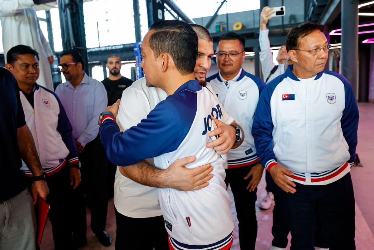 Pembukaan Khabib Gym di negeri Johor

Menjunjung titah Duli Yang Amat Mulia Tunku Mahkota Ismail, Pemangku Sultan Johor. 

Syukur Alhamdulillah, saya dan delegasi Kerajaan Negeri Johor berkesempatan mengadakan perjumpaan bersama <a href="/TeamKhabib/">khabib nurmagomedov</a>, bekas Juara Dunia UFC Kategori