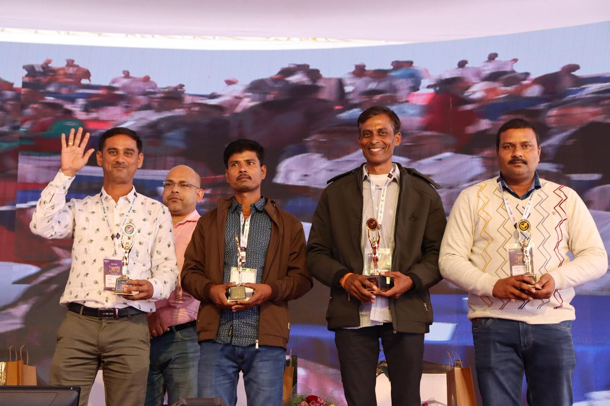 DeHaatTM's tweet photo. At the #MFOI Awards organized by Krishi Jagran at Pusa, #NewDelhi, our progressive farmers set new benchmarks.
Four of our inspiring farmers were recognized for their usage of modern farming practices aimed at promoting sustainable agriculture.
@kjkrishimedia
#MFOIAwards #DeHaat https://t.co/n0Lg81CVPV