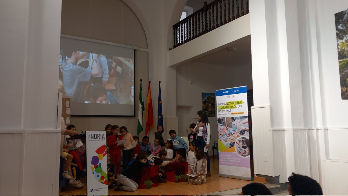 fcopalmausagre's tweet photo. Niños y niñas del @ColegioElGracia toman @lanoria_mlg para presentar su programa de educación temprana en sostenibilidad. Una iniciativa de reutilización y reciclaje con  @EscuelaTelmo que participa en espacio #ModaSostenible @diputacionMLG con @MalagaDeModa y #AIDEI @ArrabalAID. https://t.co/18ZTm2x987