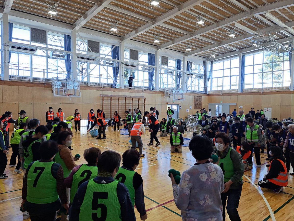 matsumarun's tweet photo. 11月30日に大野地区まちづくり協議会主催の大野地区地域福祉・敬老まつりが開催されました。
子どもから高齢者の方まで一緒に地区対抗玉入れを楽しむ姿が印象的でした。
最後はみんなで守谷音頭を踊り、大野地区の一体感を感じることが出来ました。

＃守谷市
＃まちづくり協議会 https://t.co/k7KBPN27AX