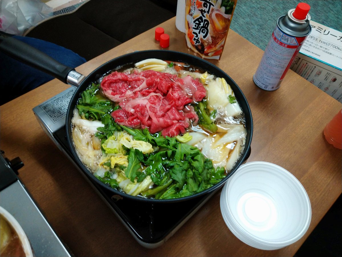 ngutoho's tweet photo. 今日は紅楼夢と大学祭の打ち上げで鍋パーティをしました！
右は闇鍋をしたんですが鍋とは程遠い見た目になって処理が超大変でした！（笑）
具材は秘密☆ https://t.co/WuoAt3xb8O