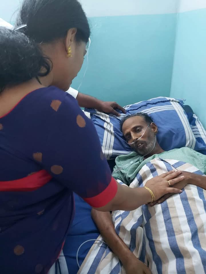 TheNadendla's tweet photo. ఆరో ప్రాణం 
----------

మా అసలు సిసలైన నాయకులకు కార్యకర్తనంటే  ఆరో ప్రాణం ...♥️♥️

ఇదిగో ఆ ప్రమాణం ....✌️✌️

Tummala Satya  గారిని చూడటానికి  వచ్చిన @gouthusireesha  గారు  and @jyothsna_tdp గారు  ....🙏🙏 https://t.co/OPiwpyhibB