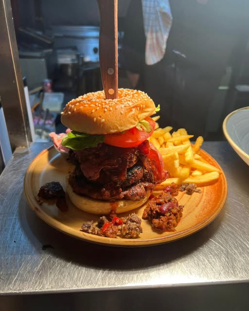 Did you know we now offer  a new ‘Make Your Own Burger’ option to our menu?
You can choose your patty from beef, grilled chicken, buttermilk chicken or pea protein add your own selection of toppings 📷
This burger was one of the tallest we’ve done! There wasn’t a crumb left 📷