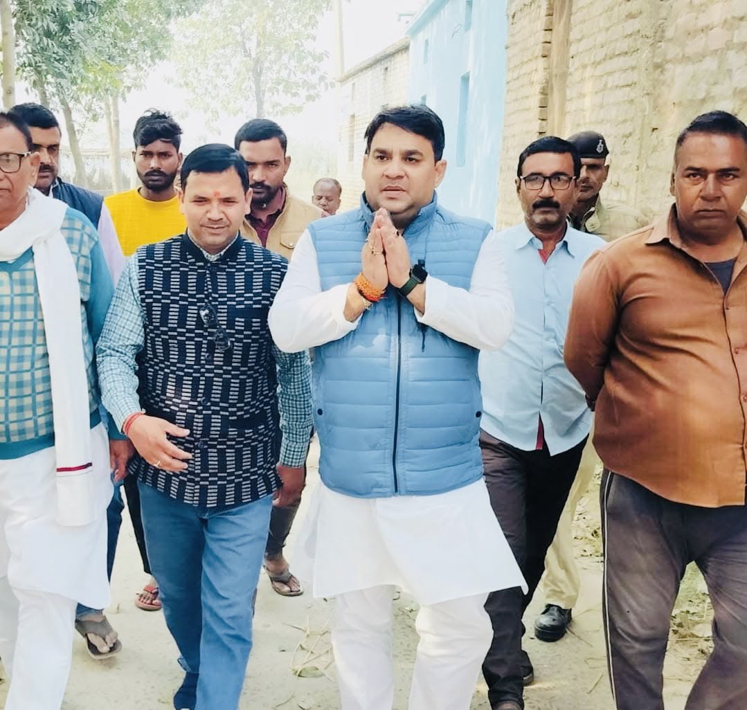 ManjeetJDUbihar's tweet photo. रेवतिथ निवासी लक्ष्मण शाह जी एवं दिनेश शाह जी का बीते 29/11/24 को खजुरिया सड़क दुर्घटना में दुखद मृत्यु हो गई थी ।

आज शोकाकुल परिजनों के बीच उपस्थित हो दुःख साझा किया । ईश्वर परिजनों को ये दुःख सहने की शक्ति प्रदान करे एवं दिवंगत पुण्यात्मा को शांति प्रदान करें, ॐ शांति.💐 https://t.co/QjrA2mxoL8
