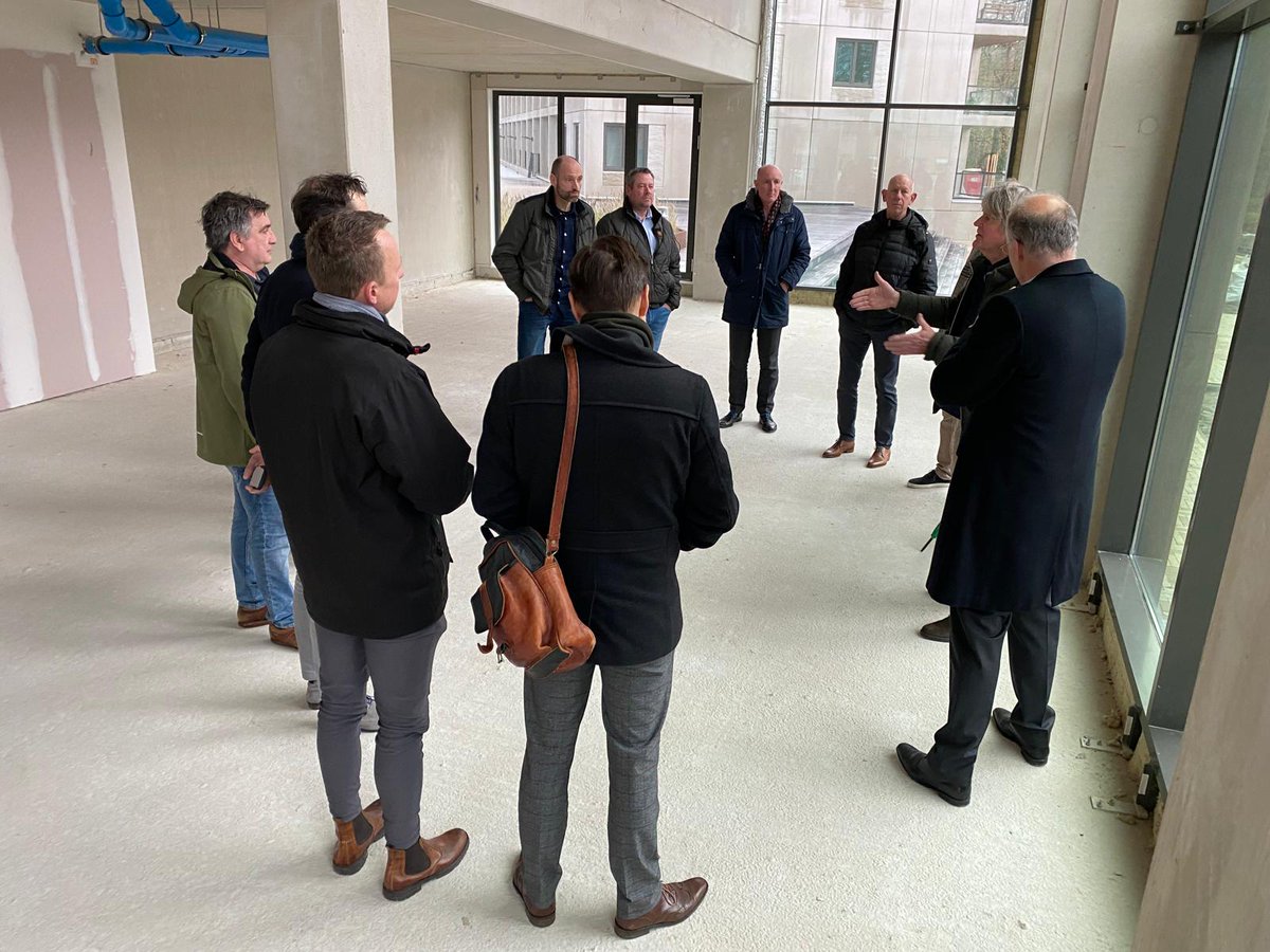 𝗪𝗲𝘁𝗵𝗼𝘂𝗱𝗲𝗿 𝗯𝗲𝘇𝗼𝗲𝗸𝘁 𝗲𝗶𝗻𝗱𝗿𝗲𝘀𝘂𝗹𝘁𝗮𝗮𝘁 𝗗𝗲 𝗟𝗶𝗰𝗵𝘁𝗽𝗲𝗻, 𝗛𝗼𝗲𝗳𝗸𝘄𝗮𝗿𝘁𝗶𝗲𝗿 𝗔𝗺𝗲𝗿𝘀𝗳𝗼𝗼𝗿𝘁
Op uitnodiging van BPD | Bouwfonds kreeg wethouder Willem-Jan Stegeman en zijn team van de Gemeente Amersfoort een rondgang door De Lichtpen.