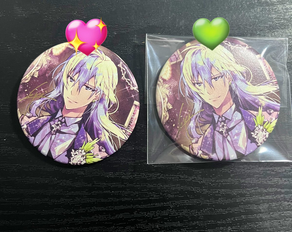 tai_tan3's tweet photo. 今回缶バッチの絵柄がピンを水平時に裏返すと方向とずれてる方が多いみたいですね。

絶対に自分の缶バッチでやってほしんですけど…
💚正しい角度　💖ずれている缶バッチ

3枚目の写真の位置にハサミなど2つの穴を同時に回せるものを突っ込んで缶バッチを持ちながらゆっくり回すと裏側回ります。 https://t.co/FWWJgY34Xp