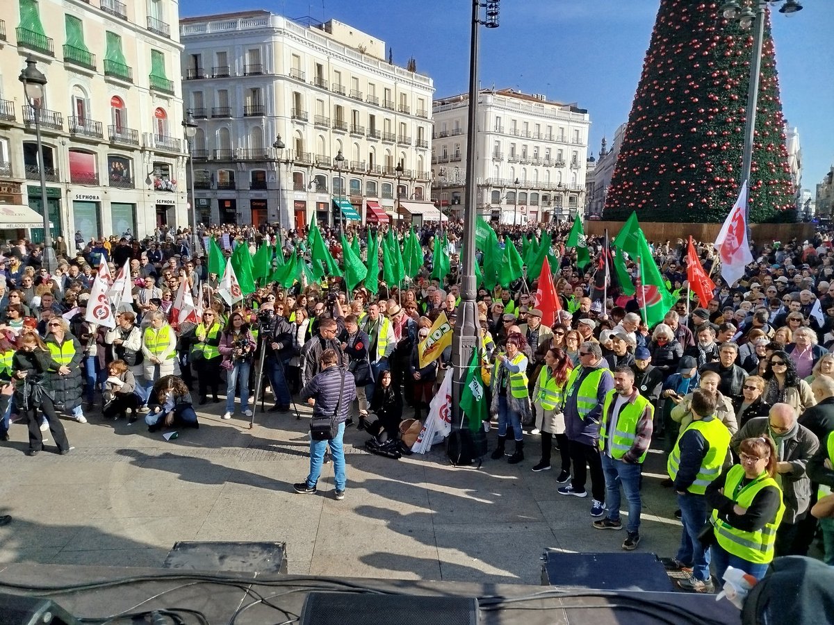 UCEspana's tweet photo. Un éxito rotundo la concentración del #30N para exigir un #AltoElFuegoYa en Palestina y el Libano.

Gracias a @PararLaGuerra por dar voz a la inmensa mayoria de la población, que estamos tanto en contra del genocidio como del terrorismo.

#ParaLaGuerra https://t.co/7ATUINkjyX