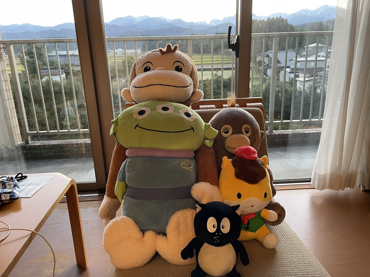 Po_Sang_Joon's tweet photo. 富山の旅館でくつろぐぬいぐるみ達。群馬県の草津温泉でぐんまちゃん加わる！ https://t.co/1KzmT1swFJ