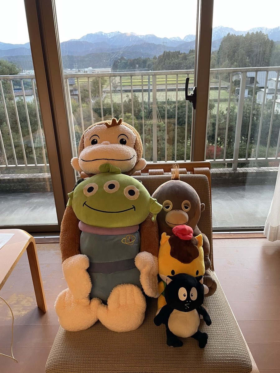 Po_Sang_Joon's tweet photo. 富山の旅館でくつろぐぬいぐるみ達。群馬県の草津温泉でぐんまちゃん加わる！ https://t.co/1KzmT1swFJ