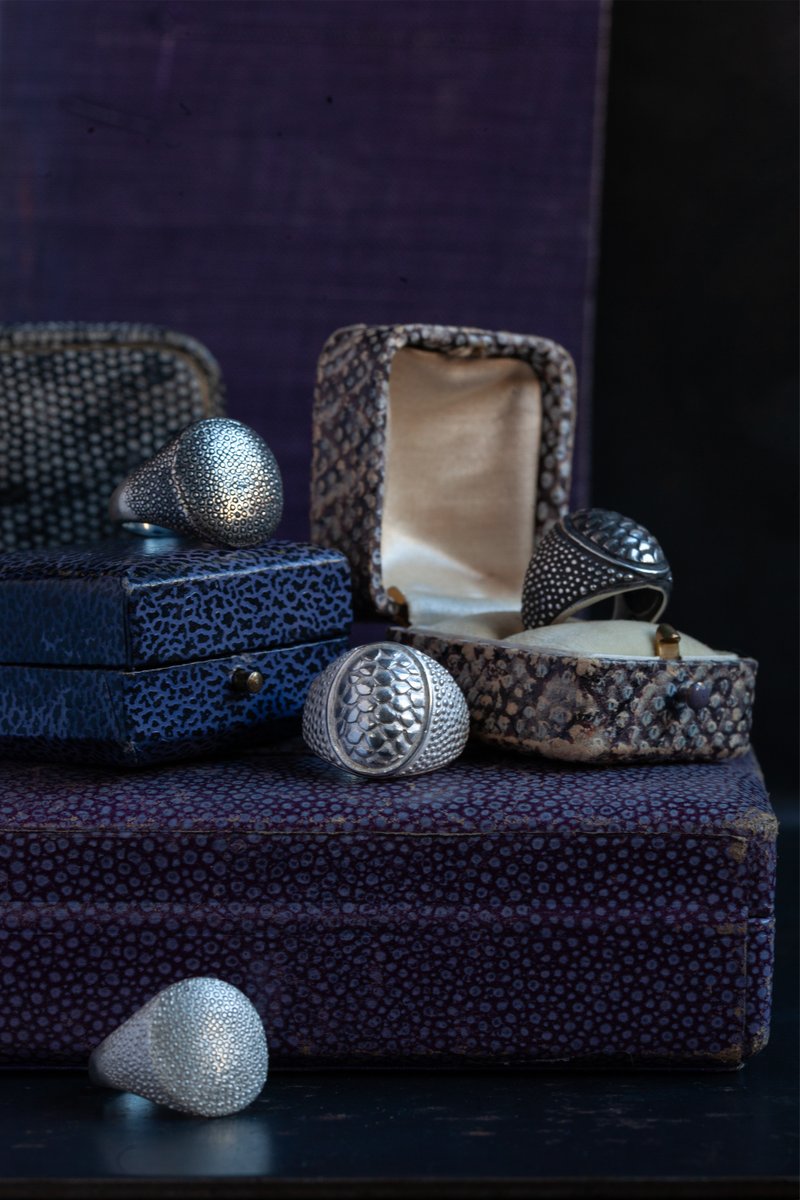 CHillsJewellery's tweet image. Ssssssssssnakes were my inspiration for these textured signet rings. I love the way signet rings are making a comeback and I wanted to create a modern interpretation of this classic design.

#snakering #signetring #modernsignetring