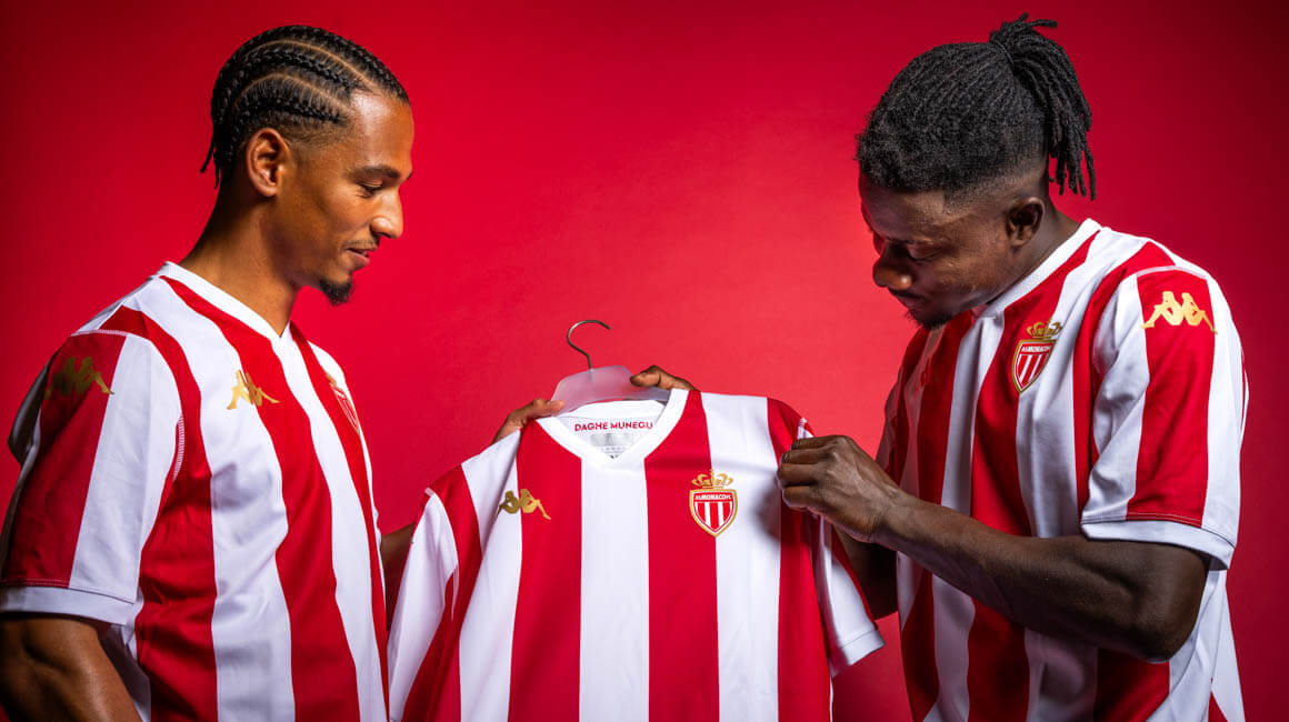 L'AS Monaco vient de lâcher un banger niveau maillot... 😮‍💨😮‍💨

Réédition de leur tunique mythique de la saison 1959-1960, pendant laquelle le club du rocher a remporté sa 1ère Coupe de France. ❤🤍

Validé à 100% !  

(📸 <a href="/AS_Monaco/">AS Monaco 🇲🇨</a>)