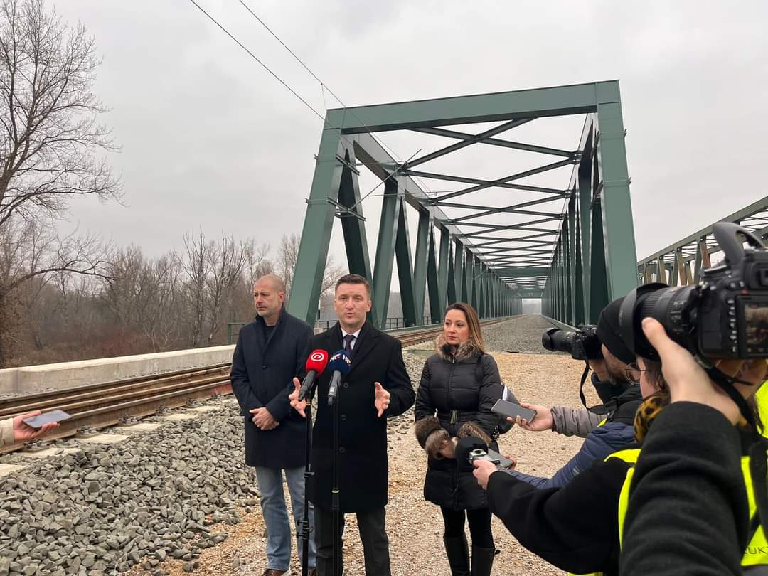 TusekZarko's tweet photo. Danas smo u promet pustili novih 2,5 km pruge te novi kolosijek preko novoizgrađenog mosta Drava dugačkog 300 metara i teškog 4 tisuće tona na dionici 
KŽ - KC.
✅ Vrijednost novog mosta je 23,6 milijuna EUR
✅Vrijednost radova na dionici pruge dugačkoj 42,6 km je 350 mil.EUR. https://t.co/G6GxOSocuL