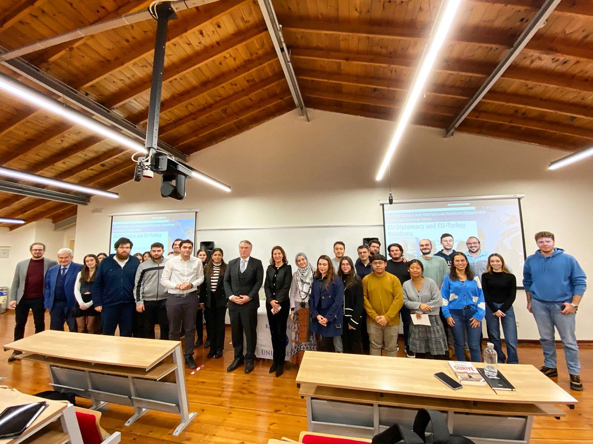 Büyükelçi Thomas Ossowski, <a href="/khasedutr/">Kadir Has Üniversitesi</a> ’de düzenlenen ‘AB Diplomasisi ve AB-Türkiye İlişkileri’ başlıklı seminere katılarak öğrencilerle konu üzerine sohbet etti. Seminer, AB-Türkiye ilişkilerinin temel yönlerinin ele alındığı bir platform sundu.
🇪🇺🇹🇷