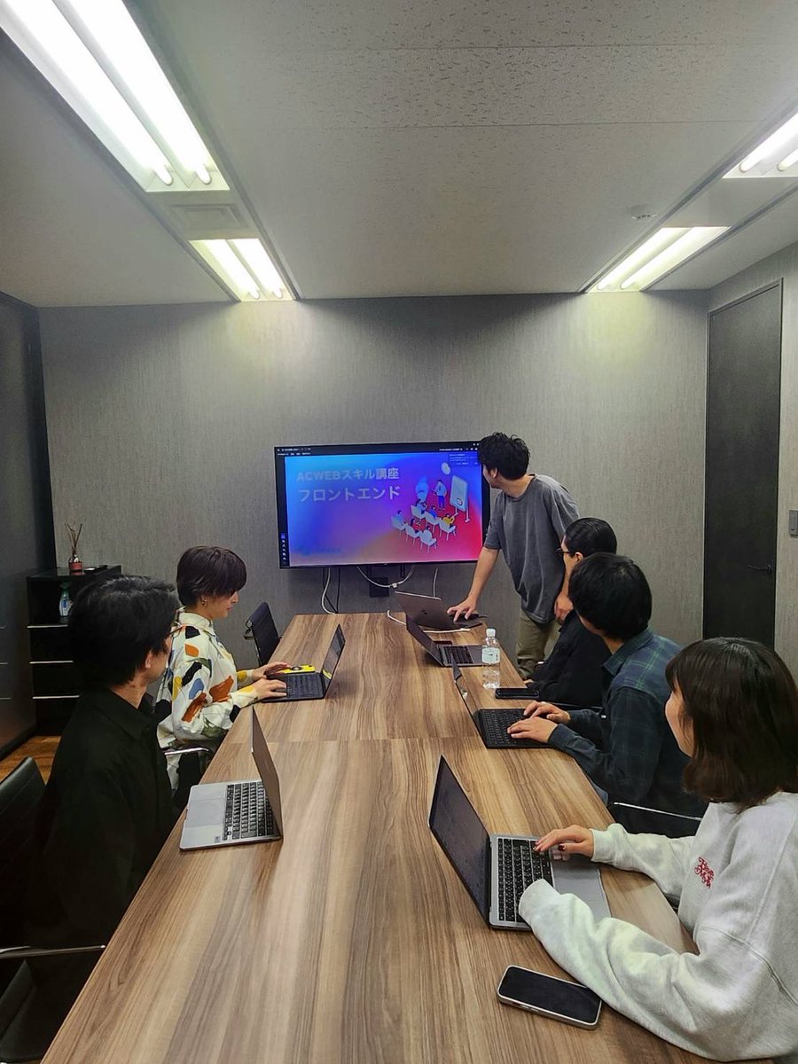 kimken_ACWEB's tweet photo. 今期入社のメンバーへプチスキル講義しました。
1~4ヶ月でBackbone.jsは知らないですとか、
PHPでcodeigniter、fuelPHP、Symfony言える新人営業メンバーが自慢です。

不要じゃなくて、知ってるからこそ反応できることがある、知ったからこそマッチングが少し面白くなるって考えられるんですよね。

という訳で、営業募集の宣伝でした！！！！
横文字アルファベットに抵抗ないテンション高めな人に届けーーー！！🤪🤪🤪🤪

12/3ですが半袖なの許してください。