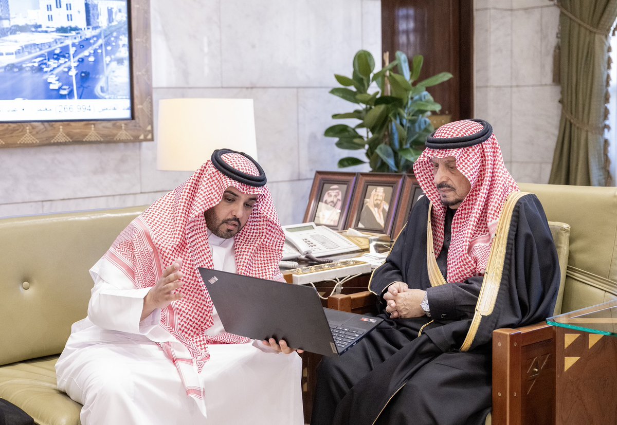 emara_alriyadh's tweet photo. سمو أمير منطقة #الرياض يطلع على جهود وخطط منصة "تنامي" المستقبلية. 
https://t.co/y9vLi39bRD

#إمارة_الرياض https://t.co/vZ4DEUyNHw