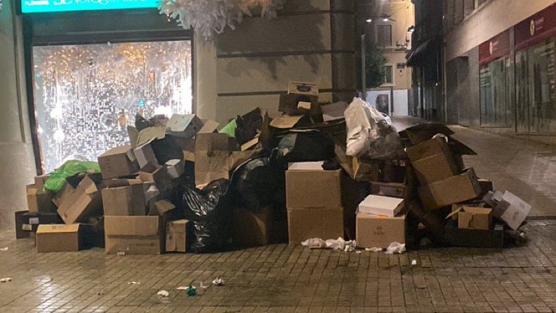 amicsdelalletja's tweet photo. A Lleida, els serveis municipals estan tan a mínims que fins el Black Friday sembla que ens hagi fet un descompte… només que en aquest cas, el que s’ofereix és “més del mateix”, però amb menys
#Lleida #BlackFriday #LarrosaOff #retallades #brutícia https://t.co/XFE4Pnmt5D