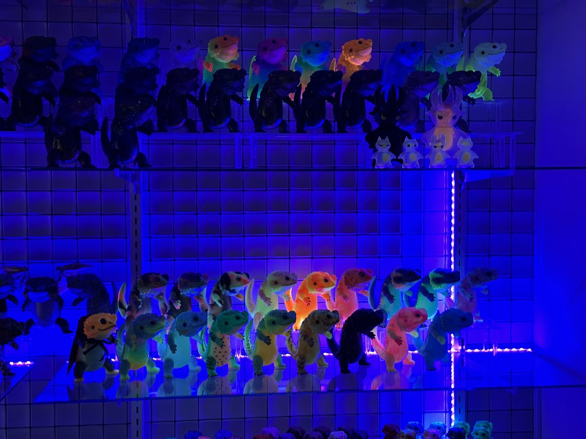 ようやく新しいソフビ専用棚完成しました。
フトアゴンだけでも70体以上🦎
スポットライト、LEDテープのブラックライトもつけました。
写真が下手すぎで、クラック塗装の素晴らしさが伝わらなくて申し訳ないです🙇🏻‍♂️

<a href="/toshihikoito/">ペインターネット公式</a>