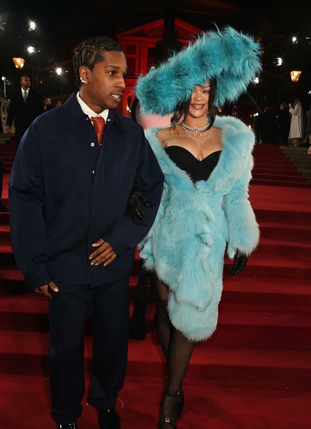 lacroixofficiel's tweet photo. #Rihanna surprised everyone at the 2024 #FashionAwards2024 , wearing Christian Lacroix Haute Couture FW2002 in #London. 🩵 https://t.co/MrcDY2ahM9