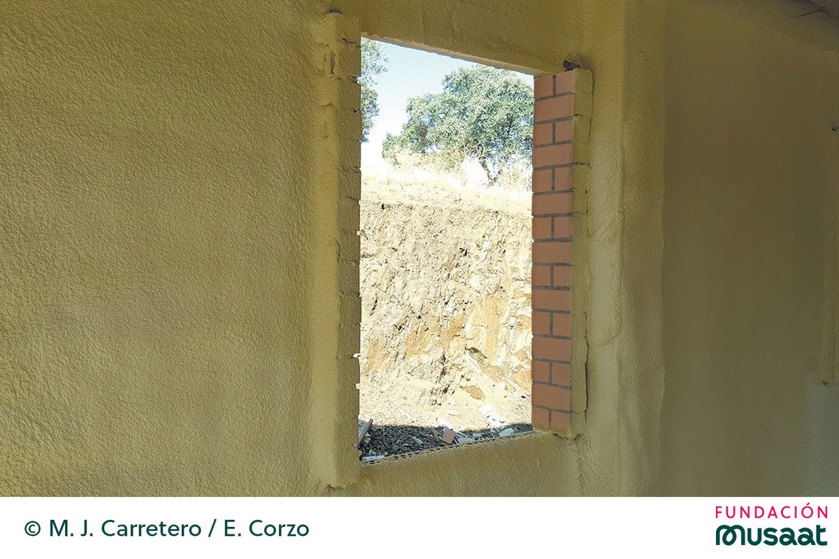 ⚠️👉🏼Durante el proceso de aplicación del poliuretano se tomarán precauciones para asegurar que se cubra con el mismo espesor, no solo en la parte posterior de todos los paños, sino también:
✅caras internas de pilares
✅frente de persianas
✅doblado de las jambas de las ventanas,