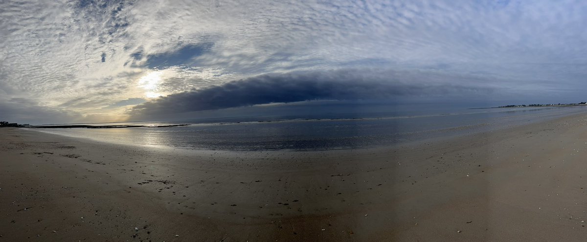 Ce matin promenade à la fraîche sur la plage de Damgan.
Le soleil a réussi à percer ces gros nuages pendant quelques minutes ! 
#plage #nuages #océan #bretagne #morbihan #damgan 
<a href="/MeteoBretagne/">Météo Bretagne</a> @MorbihanTourism <a href="/regionbretagne/">Région Bretagne</a>