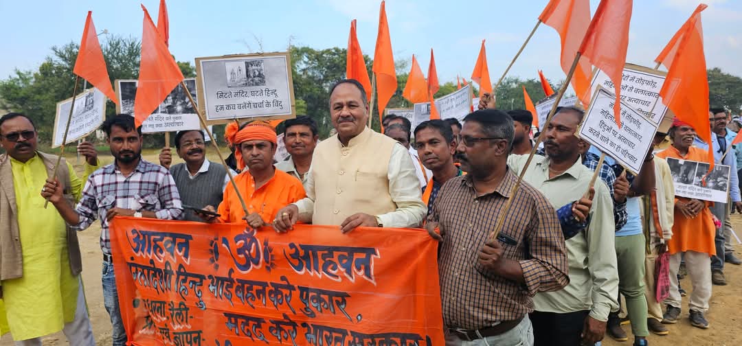 mohanjinagar's tweet photo. #SaveBangladeshiHindus 
बांग्लादेश में मजहबी कट्टरपन्थियों द्वारा हिन्दू भाई-बहिनों और साधु-सन्तों पर हो रहे अत्याचार के विरुद्ध सकल हिन्दू समाज के द्वारा आज बैतूल में विशाल रैली का आयोजन किया गया । जिसमें हिन्दू समाज के सभी जाति वर्ग के प्रतिनिधियों ने सहभागिता की । https://t.co/AuVlvZwDdU