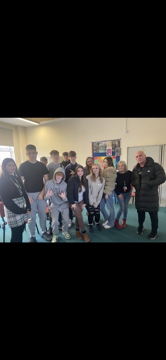 Braintree this morning with young people 👫 who attend the out of school day with the Essex youth service program #WECARE ❤️ 😊#SAFERCOMMUNITY 🔪💉👊🏻🍺