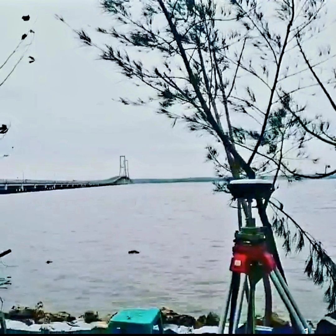 LeicaGeosystems's tweet image. Monitoring structures with precision is crucial, especially for safety. The Suramadu Bridge, connecting Java and Madura Island, utilizes Leica #MonitoringSolutions for ongoing condition checks. 🔒✅ Find more monitoring projects: hxgn.biz/45SpAh8 #GrowWithMonitoring