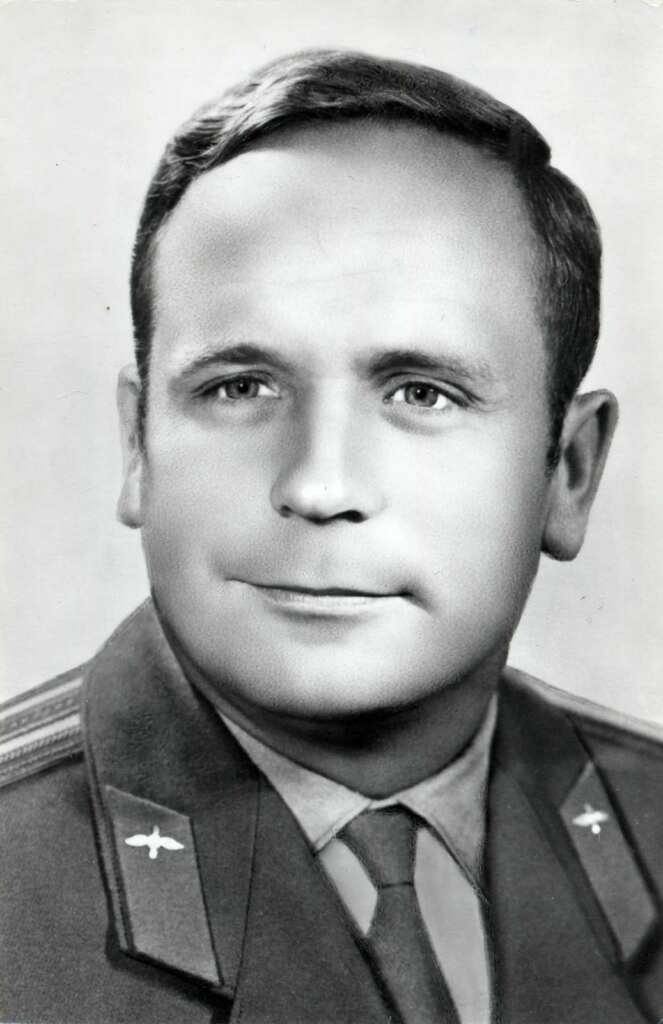 TheSpacePirateX's tweet image. 🛰️ Celebrating 90 Years Since the Birth of 👨🏻‍🚀Viktor Gorbatko –the backup for 👨🏻‍🚀Alexei Leonov during the historic first spacewalk.
A true legend of space exploration, Gorbatko completed three historic orbital flights.👇🏻 1/4

#ViktorGorbatko #SpaceHistory #SovietSpaceProgram