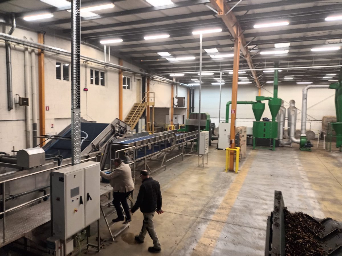 TerritoiresSetO's tweet photo. Visite ce matin par le Vp DD de la @CUGPSEO @fontaine_78, de #ReleafPaper, usine pilote qui transforme les feuilles mortes en papier. Nul doute : il s'agit là d'un futur fleuron de l'économie circulaire sur notre territoire. @Bpifrance @PackagingEurope https://t.co/IgCgoLpCCE