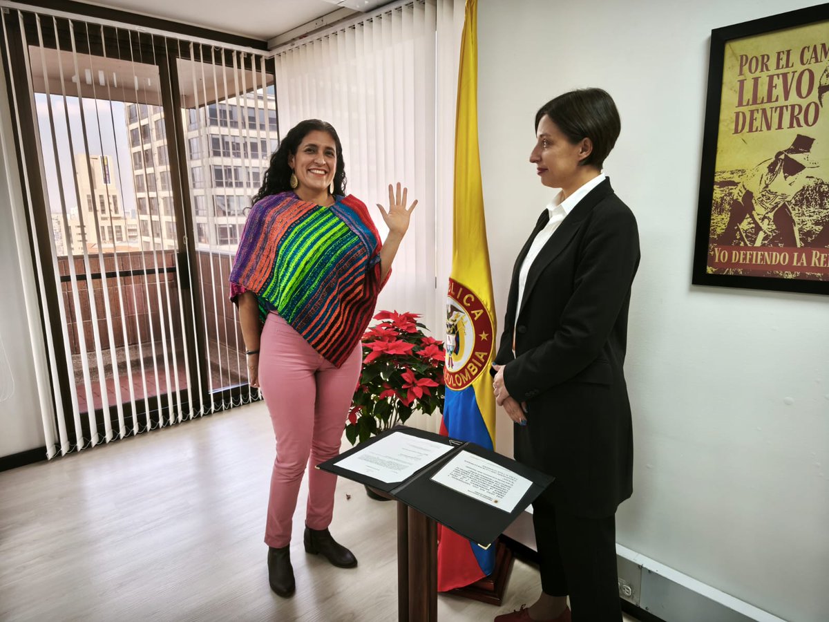 MinAgricultura's tweet photo. #Agenda 🗓️ | La ministra @MCarvajalinoV posesionó a Silvia Becerra como nueva directora de Capacidades Productivas y Generación de Ingresos del #MinAgricultura. 🏛️ En su nuevo cargo, se encargará de diseñar y evaluar planes, programas y proyectos enfocados en fortalecer las capacidades productivas y la generación de ingresos de las poblaciones rurales más vulnerables.