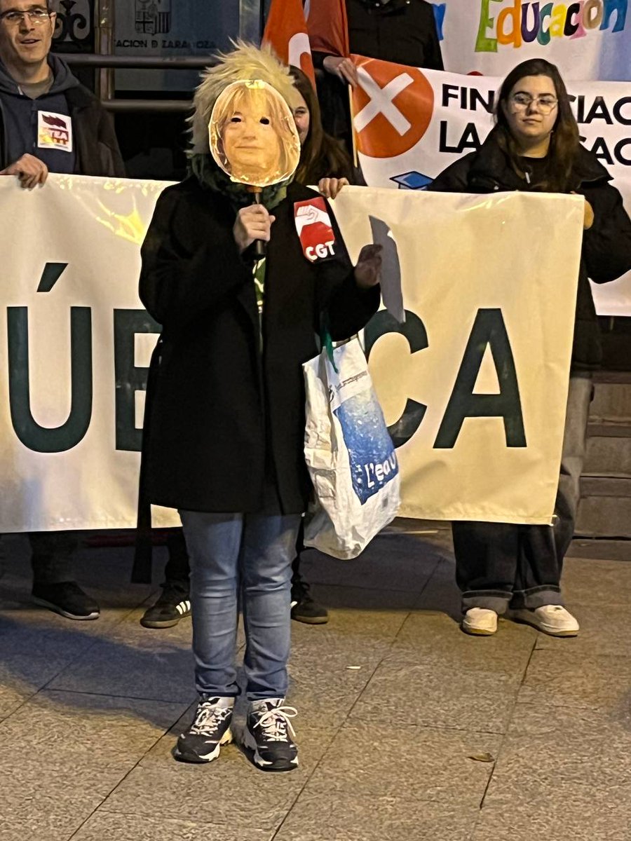 iu_aragon's tweet photo. Contra los recortes, la improvisación y el caos en #educación. Izquierda Unida siempre con #LaPública, ¡la nuestra! #MareaVerde en #Zaragoza https://t.co/QBzVSKsXsh