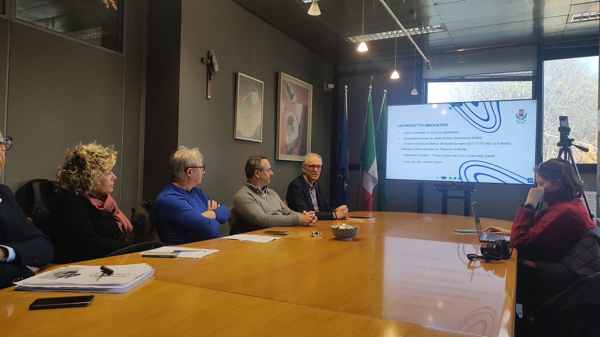Municipia_Spa's tweet photo. Oggi la conferenza stampa della Smart Land saronnese. @cilerika, Pre-Sales Senior Manager Municipia:"Per i prossimi 9 anni con Cisa supporteremo il territorio con competenze e tecnologie; un patrimonio di dati a disposizione di stakeholder e comuni per una data driven governance" https://t.co/zfOIZ5KnnA